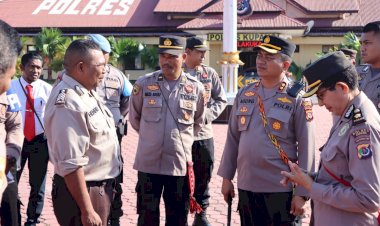 Pastikan-Anggota-Tidak-Indispliner,-Kapolres-Kupang-Cek-Langsung-Kelengkapan-Administrasi--dan-Sikap-Tampang-Anggota