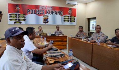 Belasan-Jurnalis-Hadiri-Dialog-Publik-Yang-Digelar-Divisi-Humas-Polri-di-Polres-Kupang