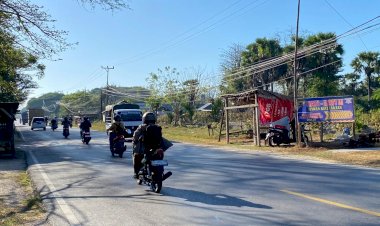 Bentang-Spanduk-di-Jalan-Raya-Cara-Polres-Kupang-Cegah-Meningkatnya-Kecelakaan