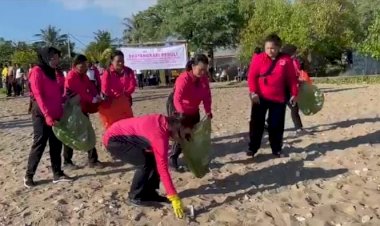 Bersihkan-Pantai-Wisata-Sulamanda-Bhayangkari-Polres-Kupang-Dukung-Program-Beat-Plastic-Pollution