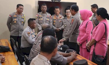 Bawa-Spirit-Baru-Kepada-Anggota-Polri-Yang-Sakit-Karo-SDM-dan-Karo-Ops-Polda-NTT-Lakukan-Anjangsana-ke-Polres-Kupang
