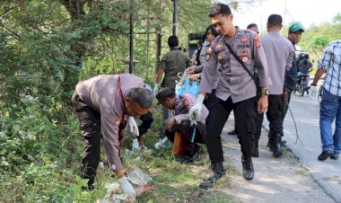 Wujud-Peduli-Lingkungan,-Polres-Kupang-Terjunkan-50-Personil-Bergabung-dengan-Masyarakat-Bersihkan-Lingkungan