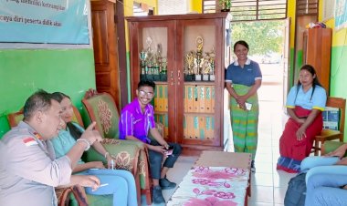 Datangi-SMAN-1-Amfoang-Timur,-Iptu-Jemy--Gelar-Jumat-Curhat-dan-Sebar-Himbauan-Cegah-TPPO