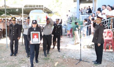 Ratusan-Personil-Polres-Kupang-Hadiri-Pemakaman-Kompol-Purn.-Robinson-Eduard-Lesik