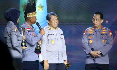 Hadiah-Dari-Kapolri-Untuk-Pemenang-Hoegeng-Award-Kategori-Polisi-Berintegritas