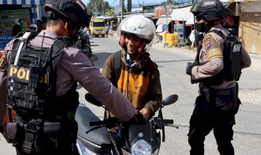 Dalmas-Polres-Kupang,-Bukan-Hanya-Pengurai-Massa-Saat-Unjuk-Rasa