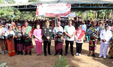 Hadir-Pimpin-Upacara-HUT-RI-di-Perbatasan,-Wamendagri-Apresiasi-Kapolres-Belu-Merdekakan-Masyarakat-dari-Kekeringan-dan-Kegelapan.-