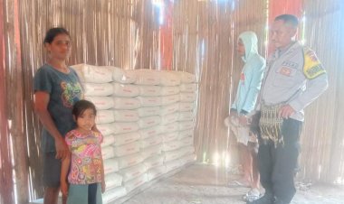 Kapolda-NTT-Berikan-Bantuan-Kepada-Warga-di-Desa-Pariti-Yang-Rumahnya-Terbakar
