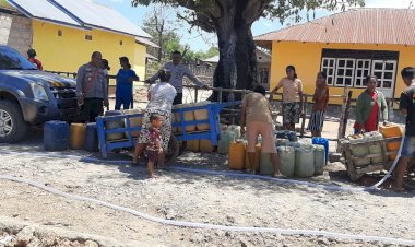 Hari-Ini,-Polsek-Sulamu-Bagikan-10.000-Liter-Air-Kepada-Warga-Kelurahan-Sulamu