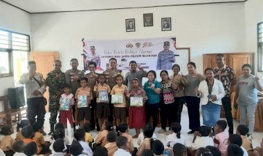 Hidupkan-Budaya-Literasi,-Kapolres-Kupang-Bagi-Bagi-Buku-Kepada-Pelajar-di-Baumata