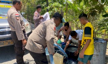 Hari-ini-Warga-Desa-Oebesi,-Dapat-Bantuan-Air-Bersih-dari-Polres-Kupang
