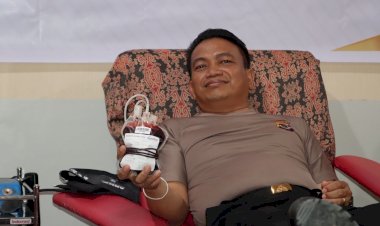 Jadi-Pendonor-Darah-Dalam-Rangka-HUT-Humas-Polri-ke-72,-Kapolres-Kupang-:-Satu-Bed-Darah-Anda-Bisa-Menyelamatakan-Tiga-Nyawa-Manusia