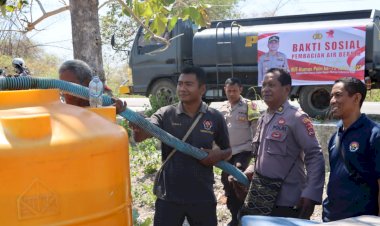 Peringati-Hari-Jadi-ke-72,-Humas-Polres-Kupang - Bagi-bagi-Air-Bersih-Kepada-Warga-Pengungsi-Seroja