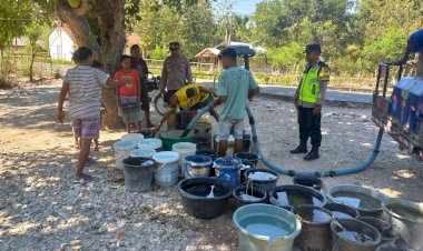 Polres-Kupang-Kembali-Distribusikan-Air-Bersih-Kepada-Warga-Kabupaten-Kupang
