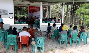 Bawa-Pesan-Pemilu-Damai-dan-Sejuk,-Polres-Kupang-Gelar-Jumat-Curhat-di-Desa-Tuapukan