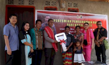 Penuh-Haru,-Ronalias-Tefa-Menangis-Saat-Terima-Kunci-Rumah-Dari-Kapolda-NTT