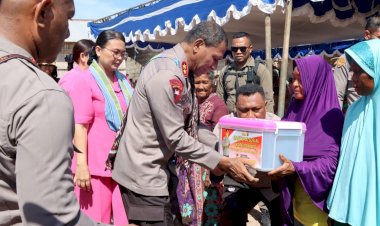Sehari-Kunjungi-Sulamu-Kabupaten-Kupang,-Kapolda-NTT-Gelar-Bansos-dan-Serahkan-Kunci-Rumah