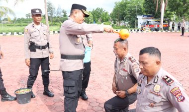 Seru-dan-Penuh-Kesan,-46-Personel-Polres-Kupang-yang-Naik-Pangkat-Dapat-Siraman-Air-Kembang-dari-Kapolres-Kupang