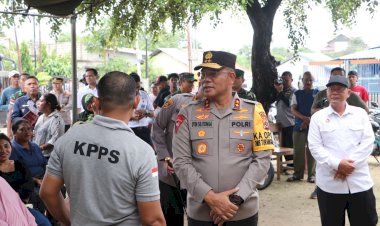 Pastikan-Pemilu-Berjalan-Lancar-di-Kota-Kupang,-Kapolda-NTT-Irjen-Pol.-Daniel-Tahi-Monang-Silitonga-Cek-TPS