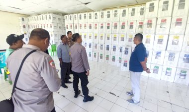 Pastikan-Logistik-Hasil-Pemungutan-Suara-Aman,-Kapolres-Kupang-Lakukan-Pengecekan-di-PPK