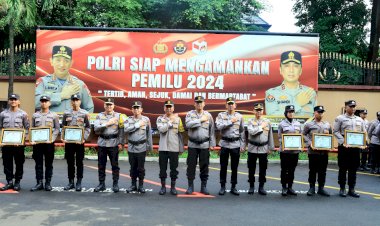 Apresiasi-Perolehan-Nilai-Kompetensi-Tertinggi,-Kadiv-Humas-Beri-Beasiswa-6-Bintara