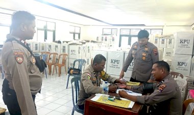 Jamin-Kesehatan-Kelompok-Penyelenggara-Pemilu,-Seksi-Dokkes-Polres-Kupang-Gelar-Bhakti-Kesehatan-Dilokasi-Pleno-PPK