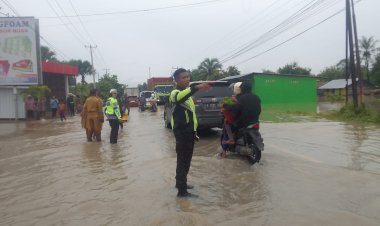 Satgas-Operasi-Keselamatan-Turangga-2024-Polres-Kupang--Urai-Kemacetan-dilokasi-Banjir-Naibonat