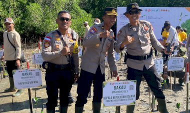 Polres-Kupang-Turut-Andil-Dalam-Penanaman-2500-Anakan-Mangrove-di-TWAL-Teluk-Kupang