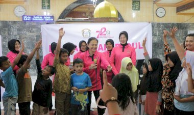 Ketum-Bhayangkari-Hibur-Anak-anak-Pengungsi-Banjir-Bandang-Gunung-Marapi