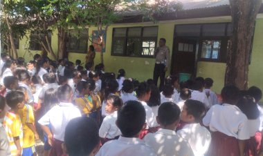 Polisi-Sahabat-Anak,-Satlantas-Polres-Kupang-Sosialisasi-Kamtiblantas-di-SD-Gmit-I-Oesao