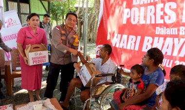 Semarak-HUT-Bhayangakara-ke-78,-Puluhan-Balita-Stunting-dan-Kaum-Difabel-di-Kabupaten-Kupang-Dapat-Layanan-Kesehatan--dan-Bansos-dari-Polres-Kupang