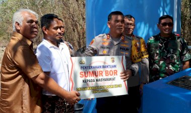 Sambut-Hut-Bhayangkara-ke-78-Kapolda-NTT-Serahkan-Sumur-Bor-dan-Bansos-di-Pulau-Semau