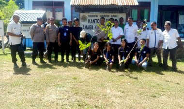 Kolaborasi-Polsek-dan-Kecamatan-Amabi-Oefeto-Timur-Lakukan-Penanaman-Pohon-Sambut-HUT-Bhayangkara-ke-78