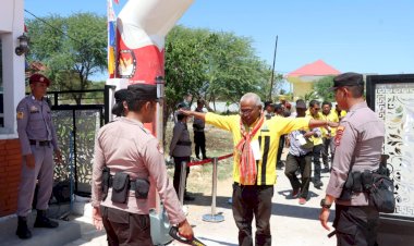 Dibawah-Pengamanan-Polres-Kupang,-Pendaftaran-Empat-Paket-Cakada-Kabupaten-Kupang-Berlangsung-Aman-dan-Lancar