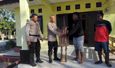 Usai-Dihimbau-Kapolres-Kupang,-Warga-Desa-Onansila-Serahkan-Senpi-Rakitan-Kepada-Polisi
