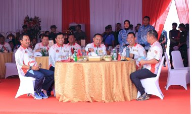 HUT-ke-79-TNI,-Panglima-dan-Kapolri-Hibur-Warga-dengan-Nyanyi-Bareng