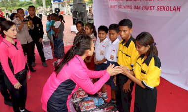Ketua-Umum-Bhayangkari-Ny.-Julie-Sigit-Prabowo-Kunjungi-Polres-Kupang-dan-Gelar-Bansos-bagi-Warga-Masyarakat