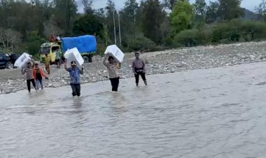 Kerja-Keras-Personil-Polsek-Amfoang-Timur:-Distribusikan-Logistik-Pemilu-Meski-Harus-Memikul