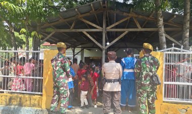 Personil-Polsek-Amfoang-Timur-Gandeng-TNI-AU,-THS-THM-dan-Pemuda-Gereja-Amankan-Ibadah-Tahun-Baru-di-Oepoli
