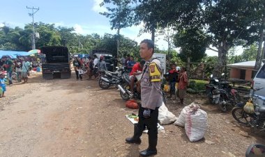 Bhabinkamtibmas-Desa-Bitobe-dan-Desa-Bonmuti-Aipda-Ilham-Salim-Laksanakan-KRYD-di-Pasar-Mingguan-Fatumonas