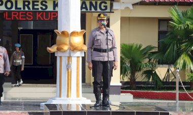 Wakapolres-Kupang-Kompol-Ribka-Huberta-Hangge-Pimpin-Apel-Jam-Pimpinan,-Tekankan-Disiplin-dan-Kepatuhan-Anggota
