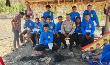 Rangkul-Orang-Muda-Katholik,-Bripka-Iskandar-Ali-Pastikan-Jalannya-Ibadah-di-Gereja-St.-Maria-Lourdes-Taloi-Aman-dan-Lancar