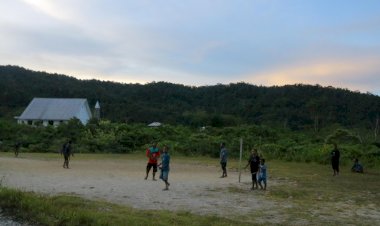 Satgas-Ops-Damai-Cartenz-Pererat-Hubungan-dengan-Pemuda-Melalui-Dukungan-Olahraga-di-Yalimo
