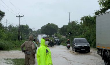Banjir-Meluber-Hingga-Jalan-Raya,-Satlantas-Polres-Kupang-Urai-Kemacetan-Arus-Lalu-Lintas