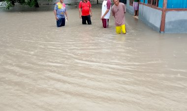 Kapolsek-Kupang-Tengah-Susuri-Rumah-Warga-di-Tanah-Merah,-Imbau-Evakuasi-Mandiri-Akibat-Banjir