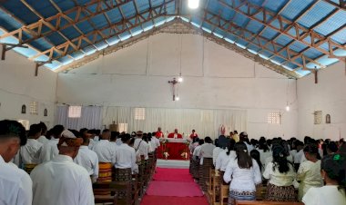 Dikawal-Polsek-AOT,-Misa-Sakramen-Krisma-di-Gereja-St.-Gregorius-Agung-Oemofa-Dihadiri-1000-Umat