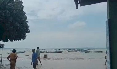 Banjir-Rob-Terjang-Pesisir-Pantai-Tablolong,-70-Rumah-Terendam-Air-Laut-Warga-Mengungsi-ke-Tempat-Aman