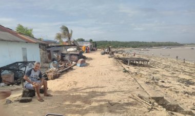 Banjir-Rob-di-Pesisir-Tablolong-Reda,-Warga-Mulai-Bersihkan-Sisa-Pasir