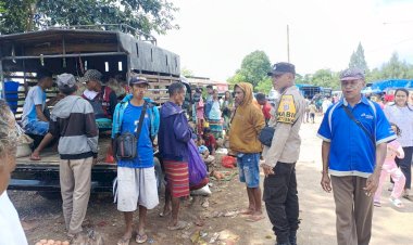 Bhabinkamtibmas-Polsek-Amfoang-Selatan-Sambangi-Pasar-Mingguan-Fatumonas,-Imbau-Warga-Waspada-Cuaca-Ekstrem
