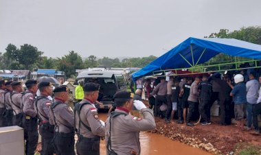 Tangis-Haru-dan-Penuh-Solidaritas,-Personil-Polres-Kupang-Iringi-Pemakaman-Ipda-Nahum-Adiyanto-Sina-di-Tengah-Derai-Hujan-Lebat